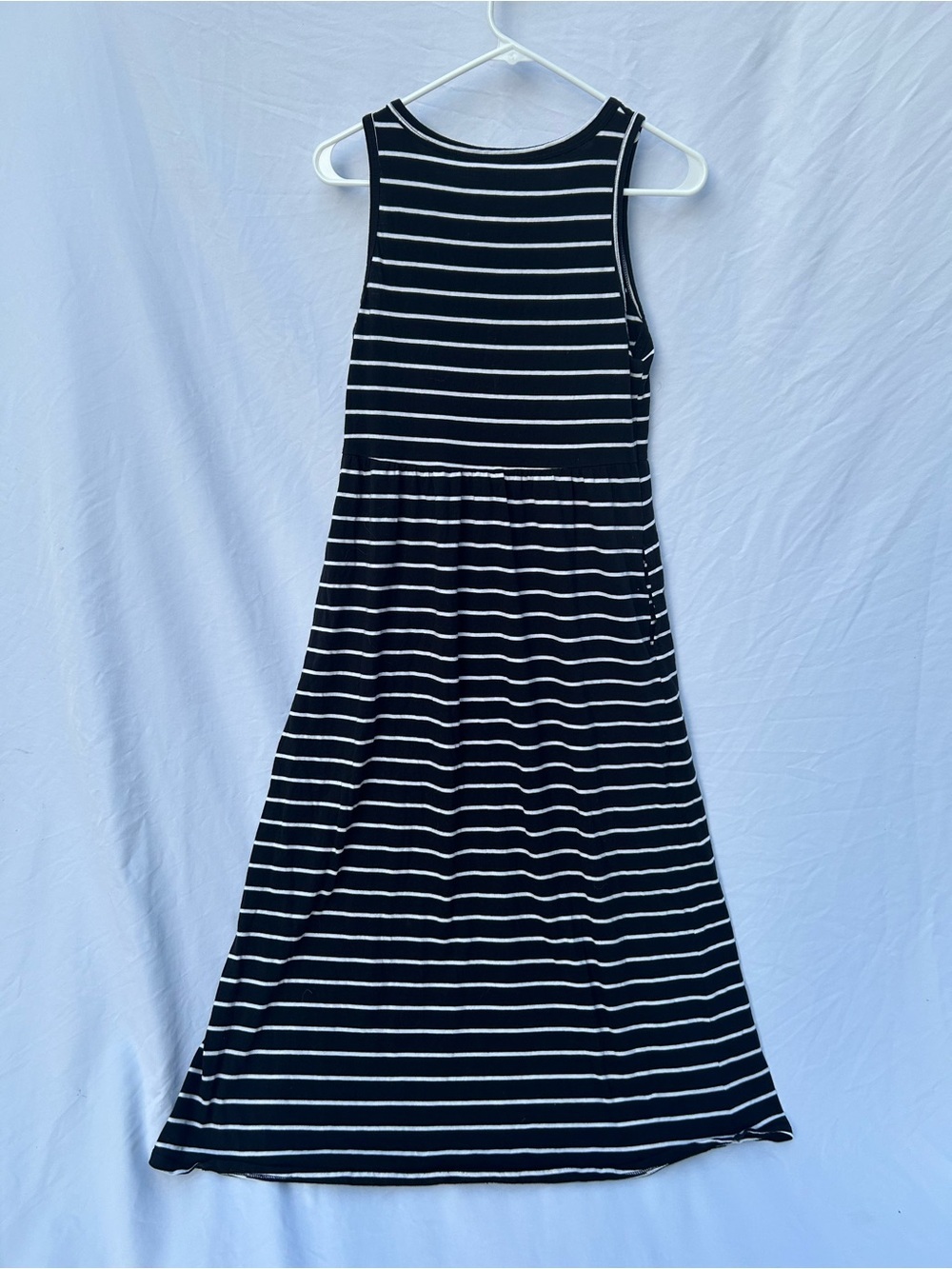 Woman’s black and White Striped Sleeveless Maxi Dress with pockets - Picture 6 of 8